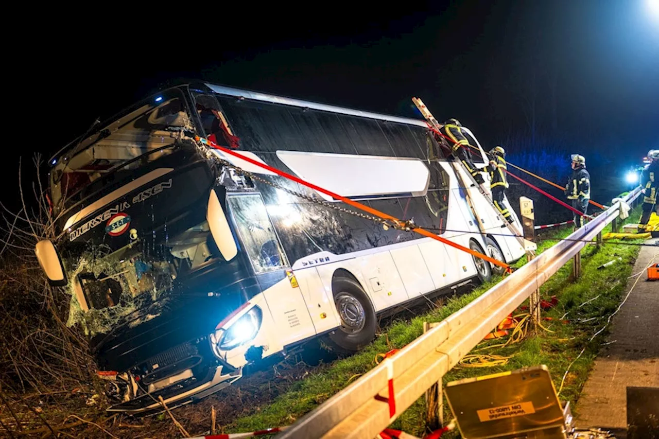 Erneut schwerer Busunfall: Reisegruppe verunglückt auf A44