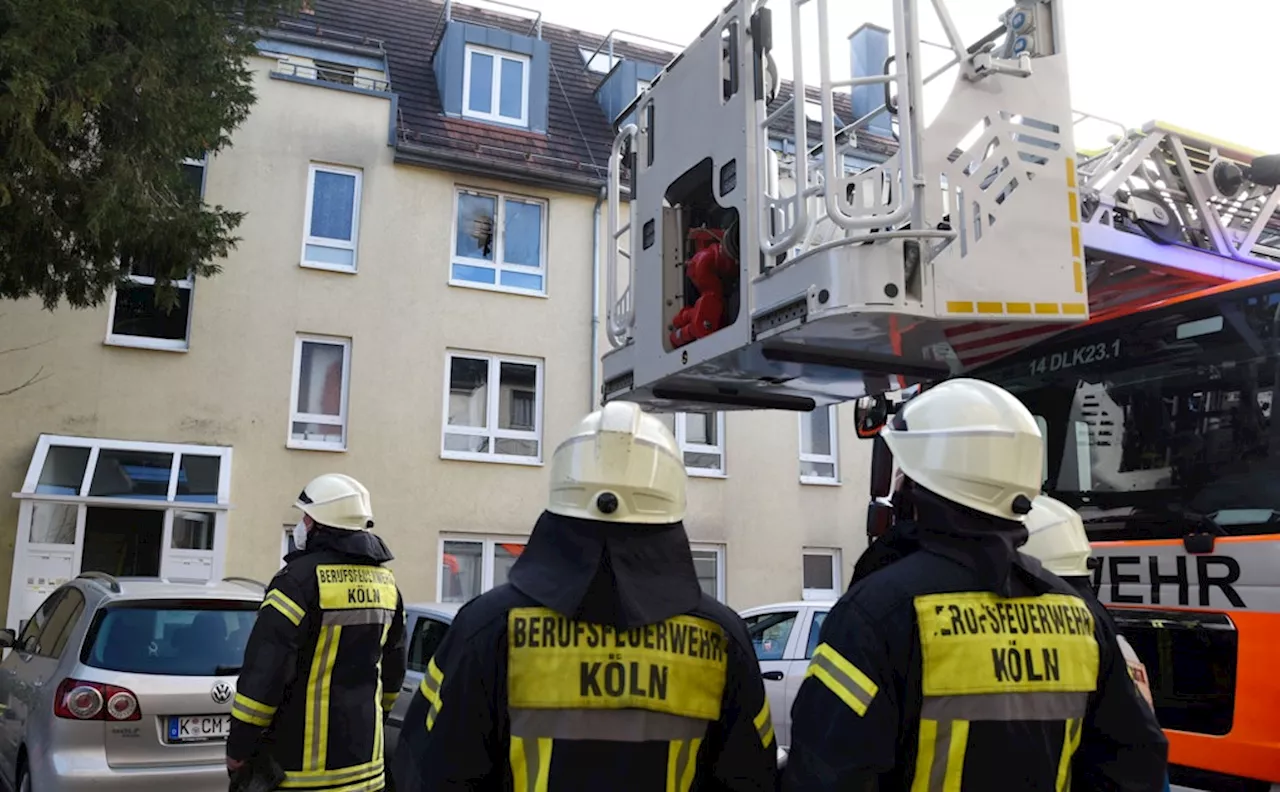 Feuer an Karfreitag: Polizei und Feuerwehr bei Brand in Köln