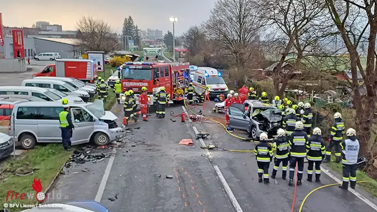 Stmk: Frontalkollision auf der B 320 in Liezen fordert vier Verletzte → zwei Eingeklemmte