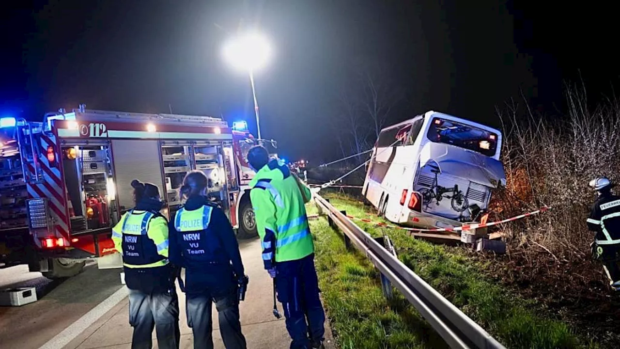 Erneut schweres Busunglück auf Autobahn: mehr als 20 verletzte Schüler