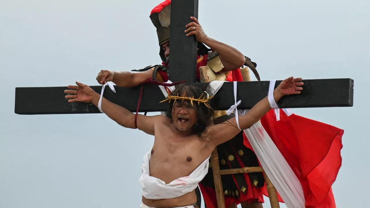 This Filipino villager was nailed to a cross for the 35th time on Good Friday