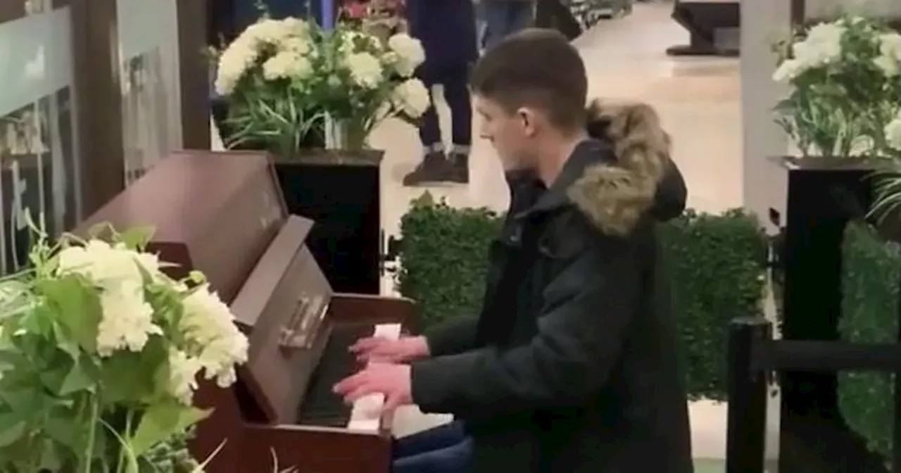 Glasgow Central Station pianist wows train passengers with incredible skill