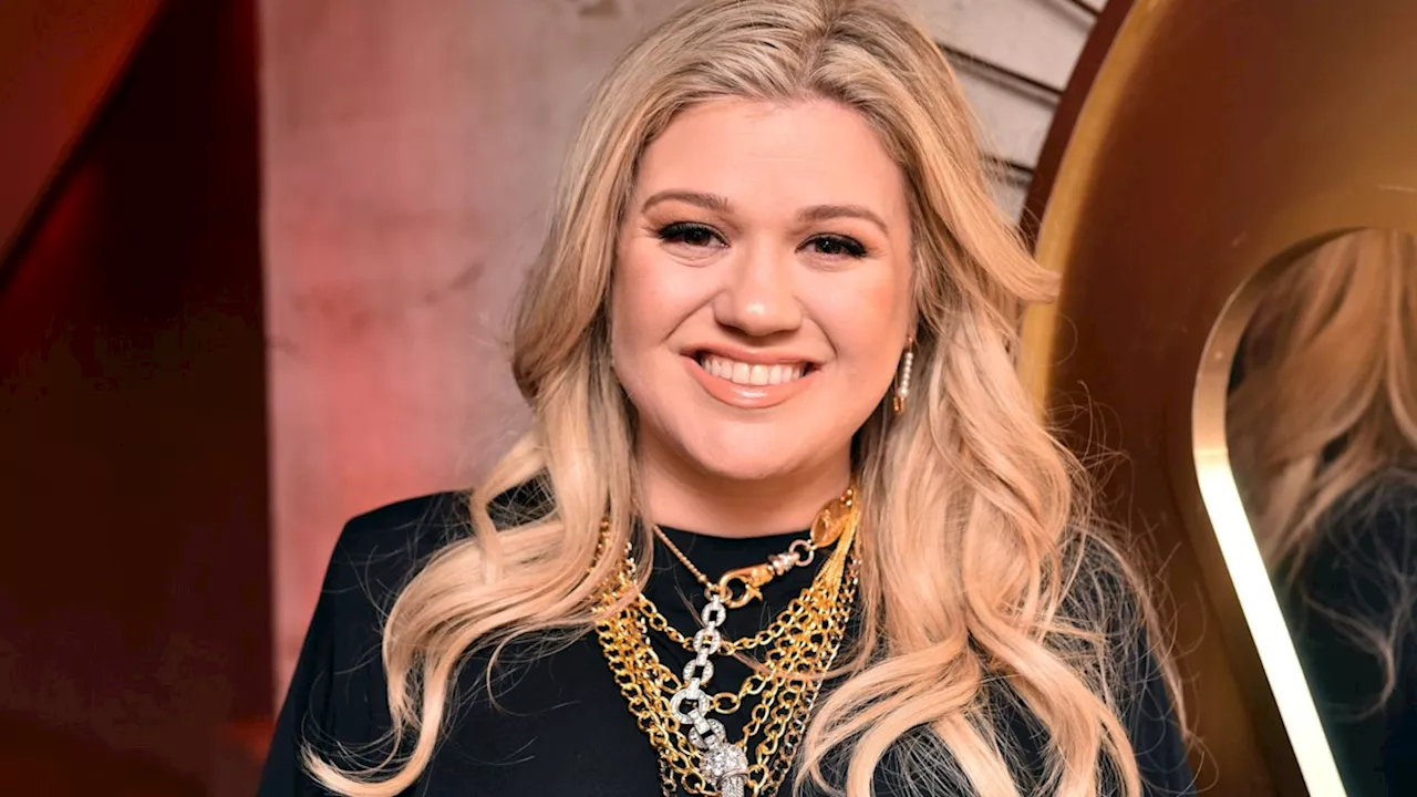 Kelly Clarkson's bare legs are so toned in tiny red mini dress - and her performance has fans in tears