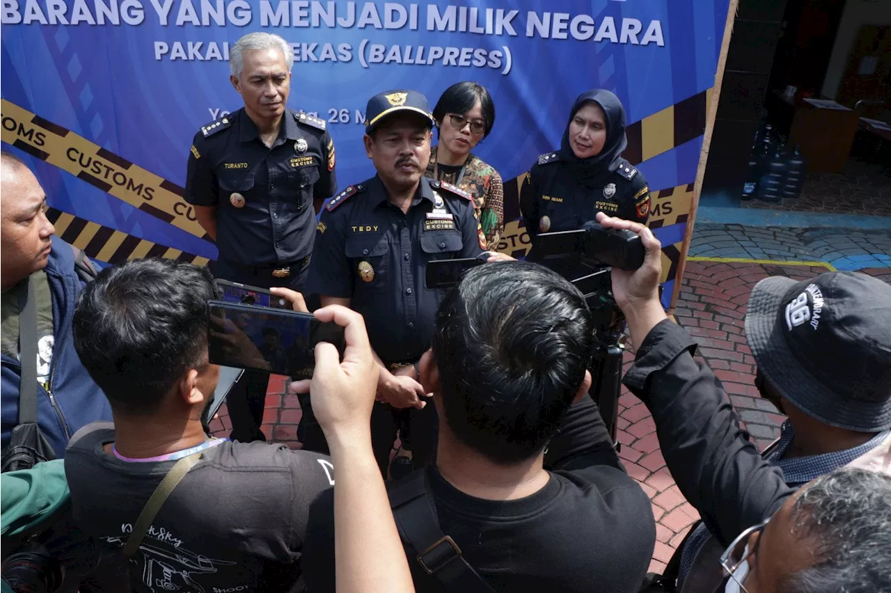 Bea Cukai Yogyakarta Memusnahkan Ratusan Bal Pakaian Bekas Senilai Rp 258 Juta