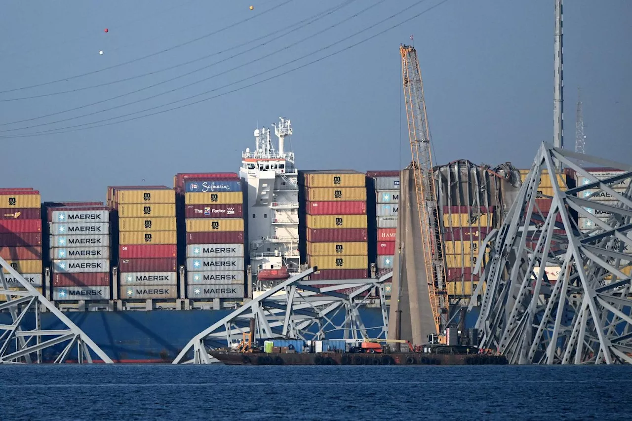 Une énorme grue à Baltimore pour dégager les débris du pont effondré
