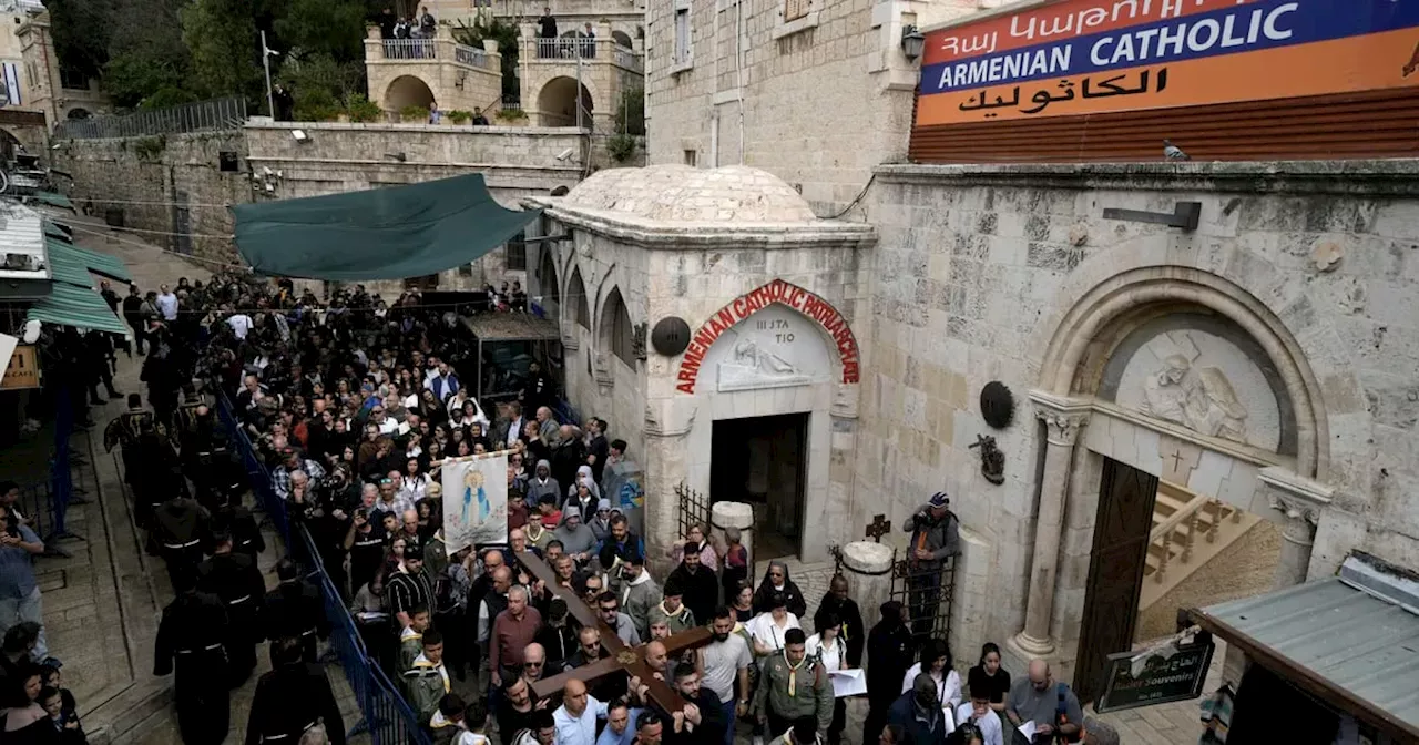 En Jerusalén, palestinos cristianos reducen rituales de Viernes Santo