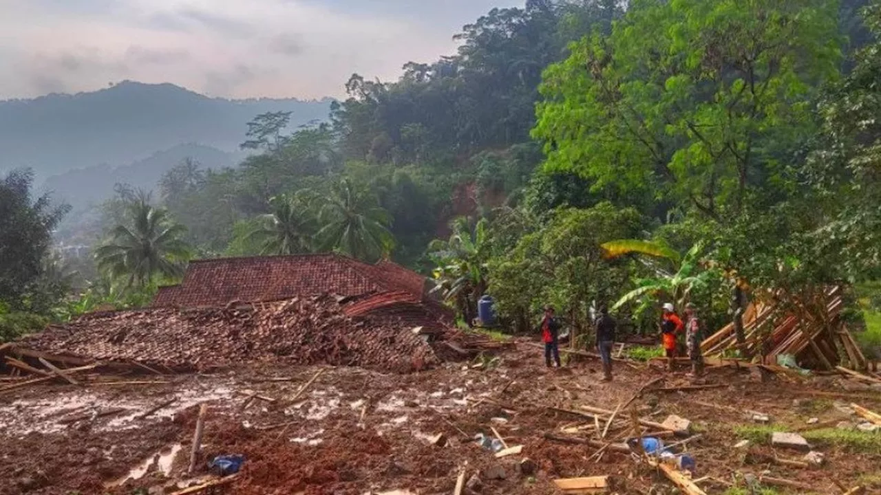 Pencarian 3 Korban Longsor di Cipongkor Kabupaten Bandung Barat Dilanjutkan