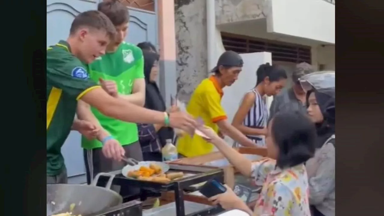 Viral 2 Pria WNA Jualan Takjil di Surabaya, Ramai Dikerubungi dan Diserbu Pembeli