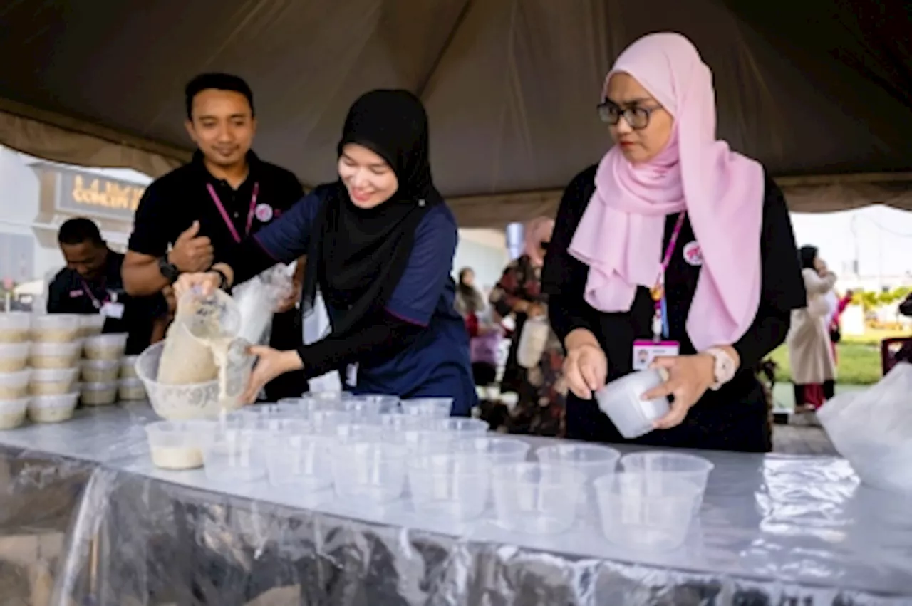 Aeon distributes over 30,000 packs of 'bubur lambuk' for Ramadan