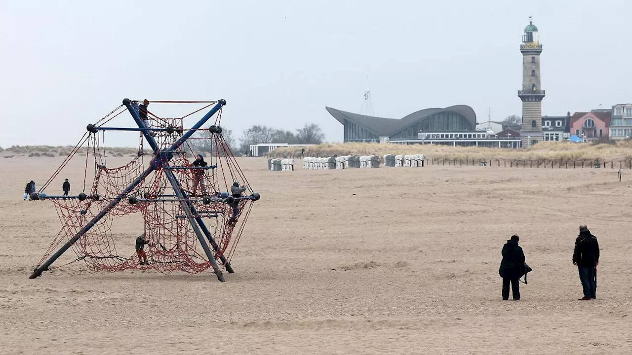 Mecklenburg-Vorpommern: Streit um Strandkörbe: Warnemünder Strand deutlich leerer