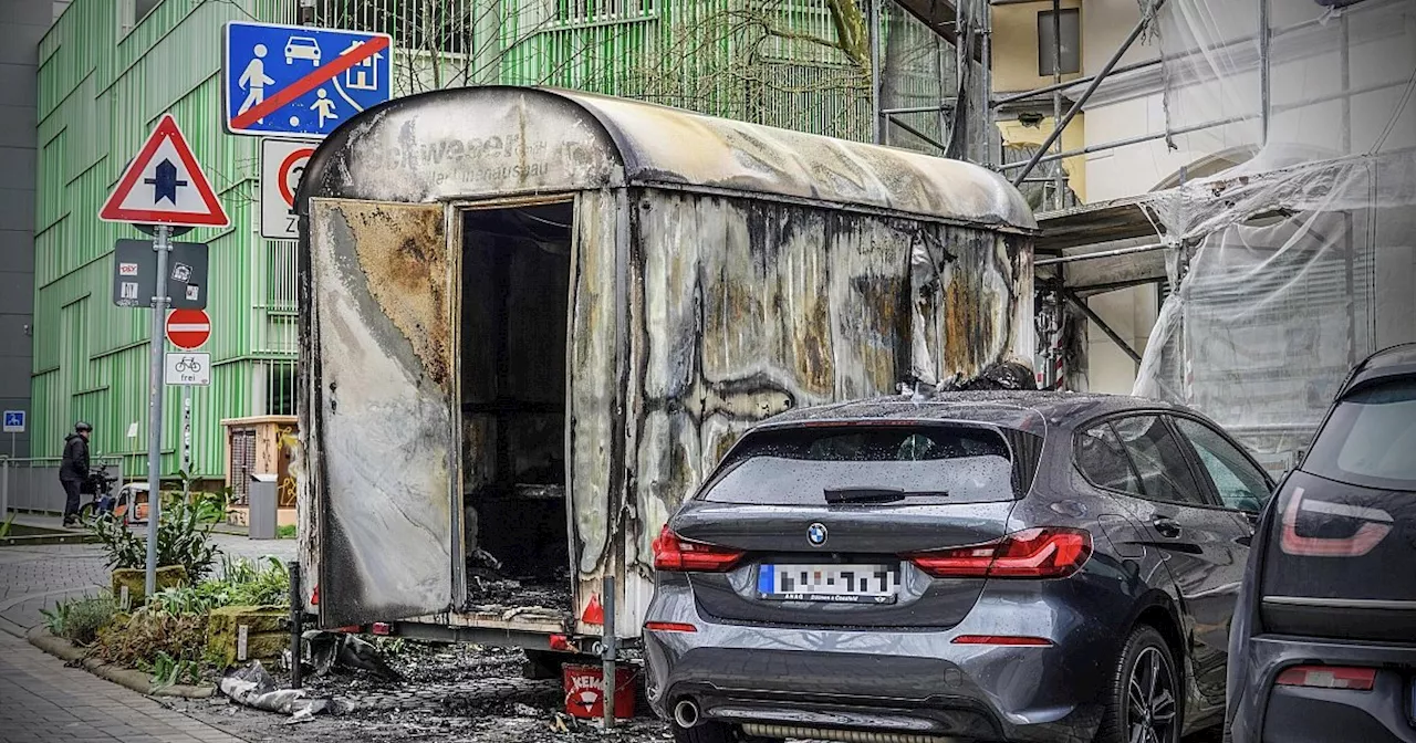 Bauwagen vor einem Bielefelder Mehrfamilienhaus ausgebrannt