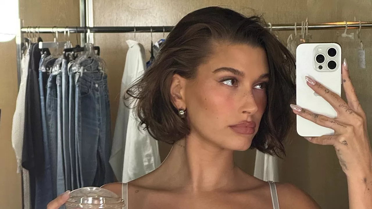 Oh, là, là! Hailey Bieber posiert in knappen Brautdessous