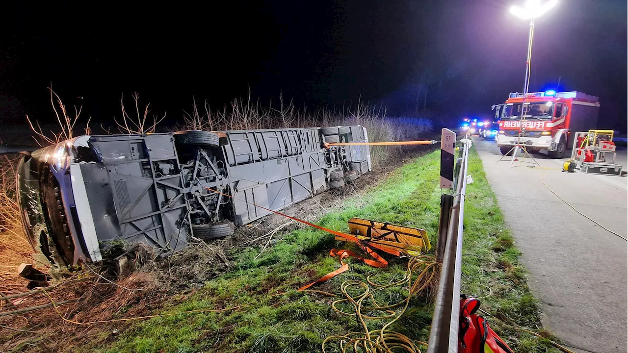 Werl: Mindesten 21 verletzte Berufsschüler - Reisebus kippt auf A44 um