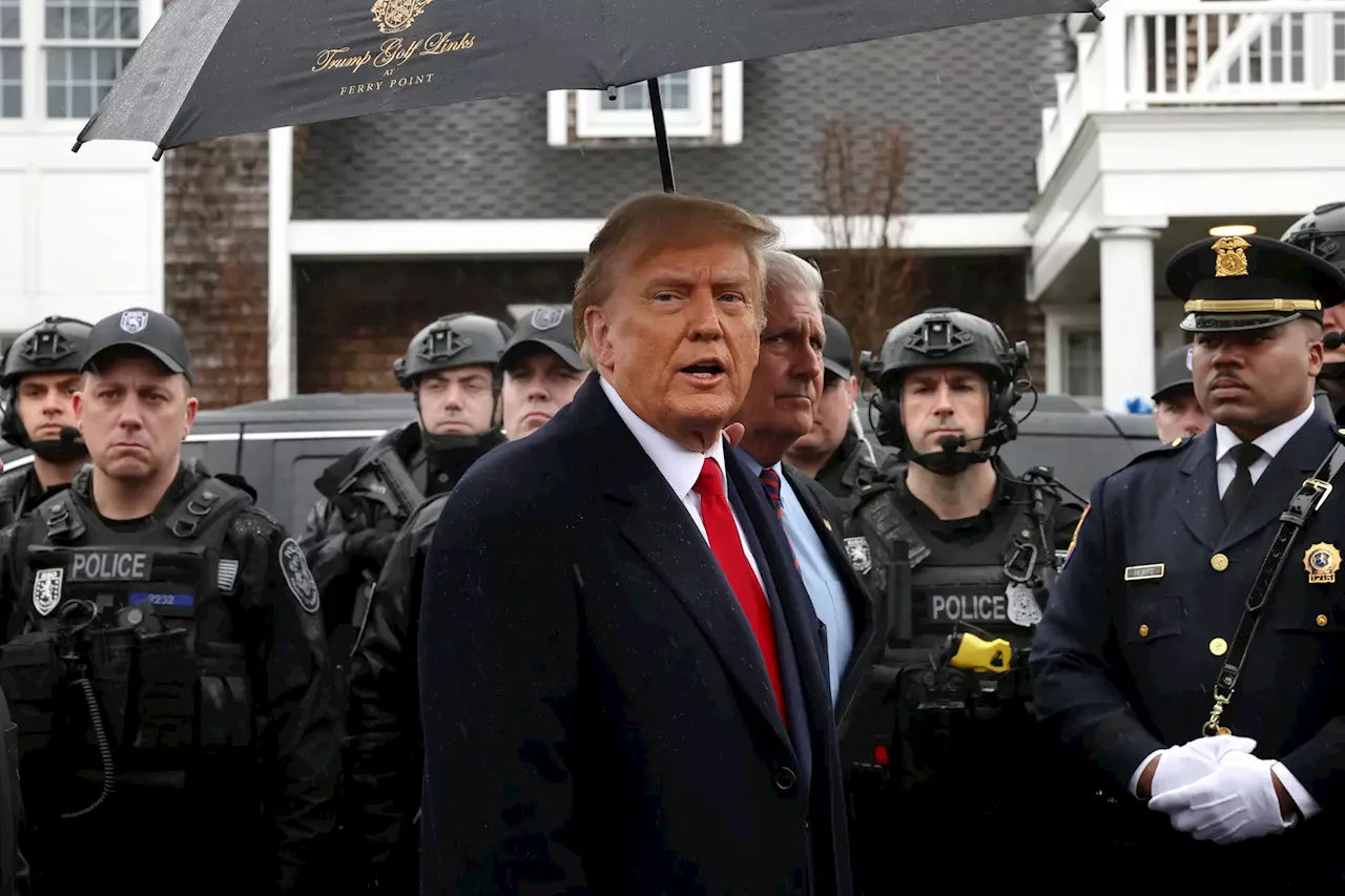 Trump aparece no funeral de polícia em Nova Iorque e ataca Biden sobre crime