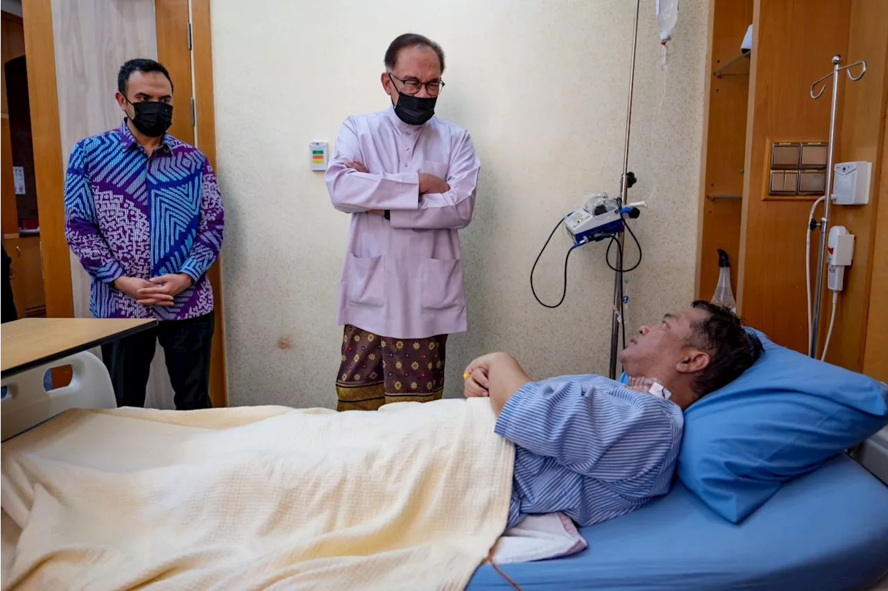 Anwar visits Mohd Na’im in Putrajaya Hospital