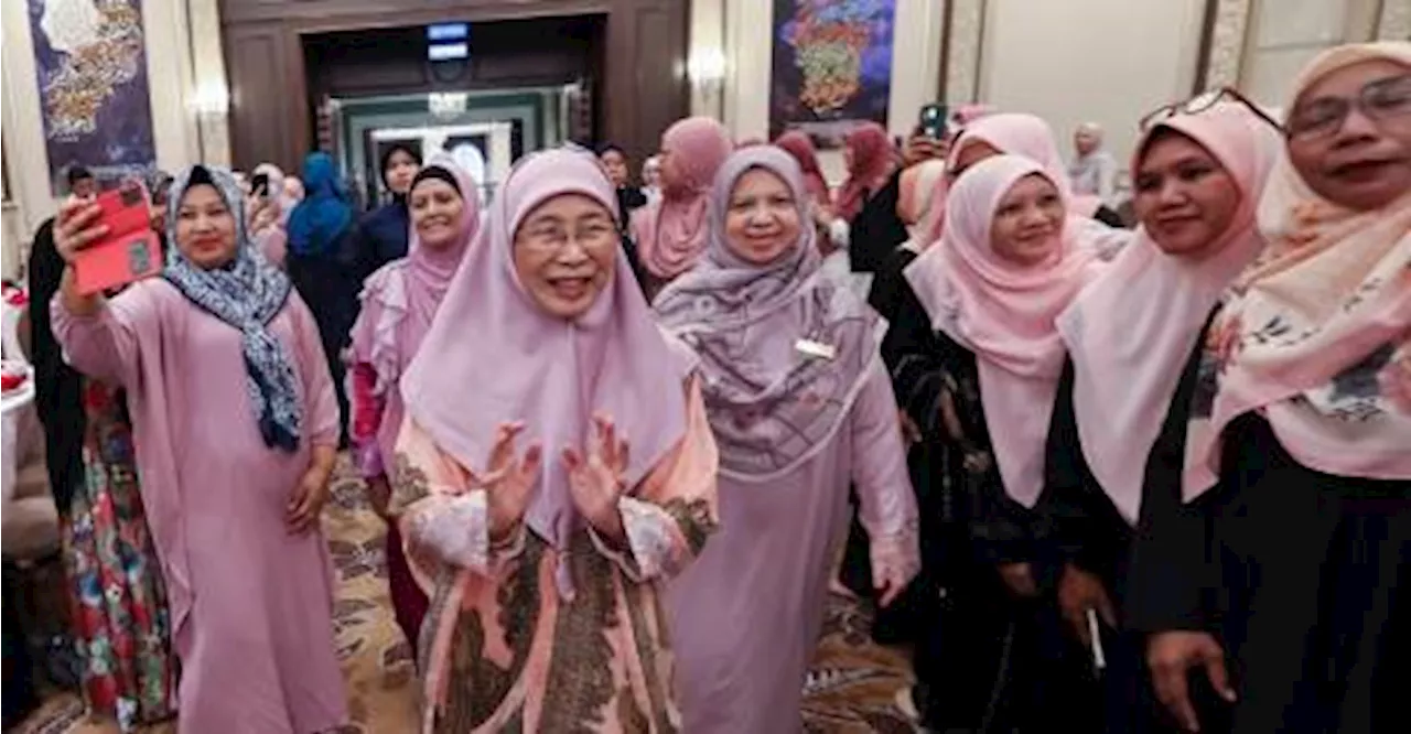 Dr Wan Azizah reminds women to always show kindness to the needy