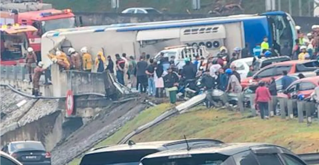 Police: Driver lost control before bus skidded and overturned on KL-Karak Expressway