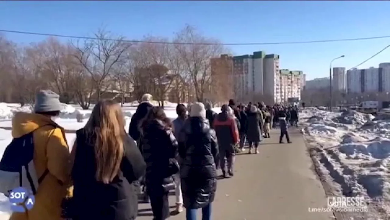 Lunga fila di persone porta fiori sulla tomba di Navalny a Mosca