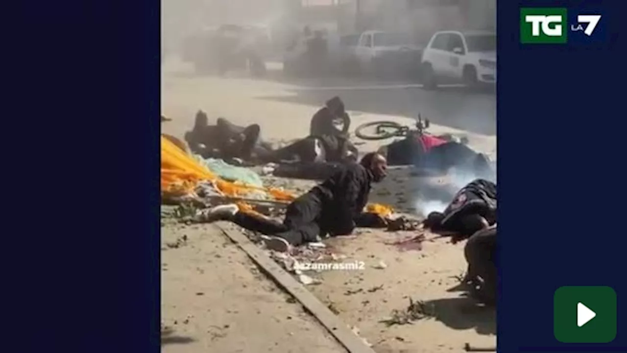 Gaza, le impressionanti immagini della tendopoli di Rafah colpita dalle bombe
