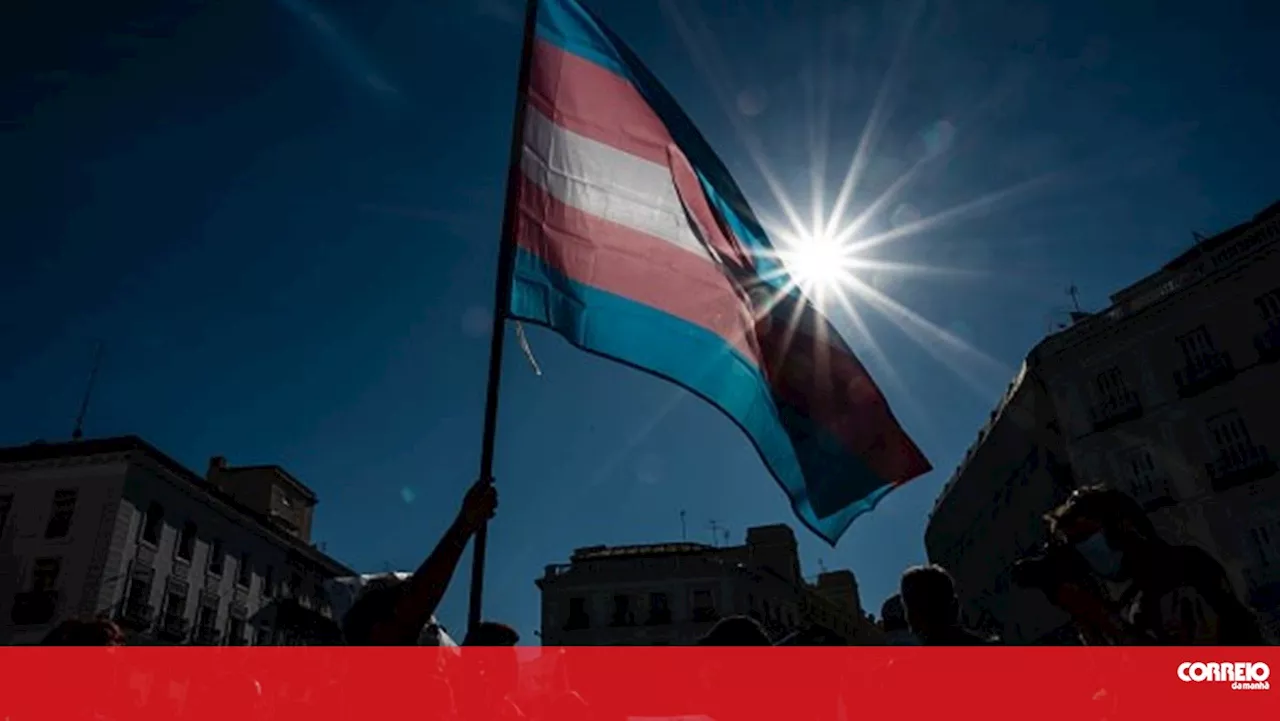 Pessoas trans marcham no dia da visibilidade para reclamar direitos e lembrar que a luta continua