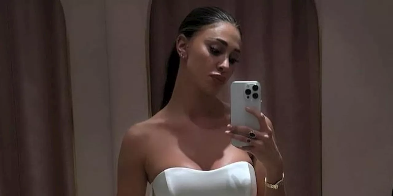 Belén Rodriguez ha già scelto l'abito per il matrimonio della sorella? Le foto che ha postato dicono di si