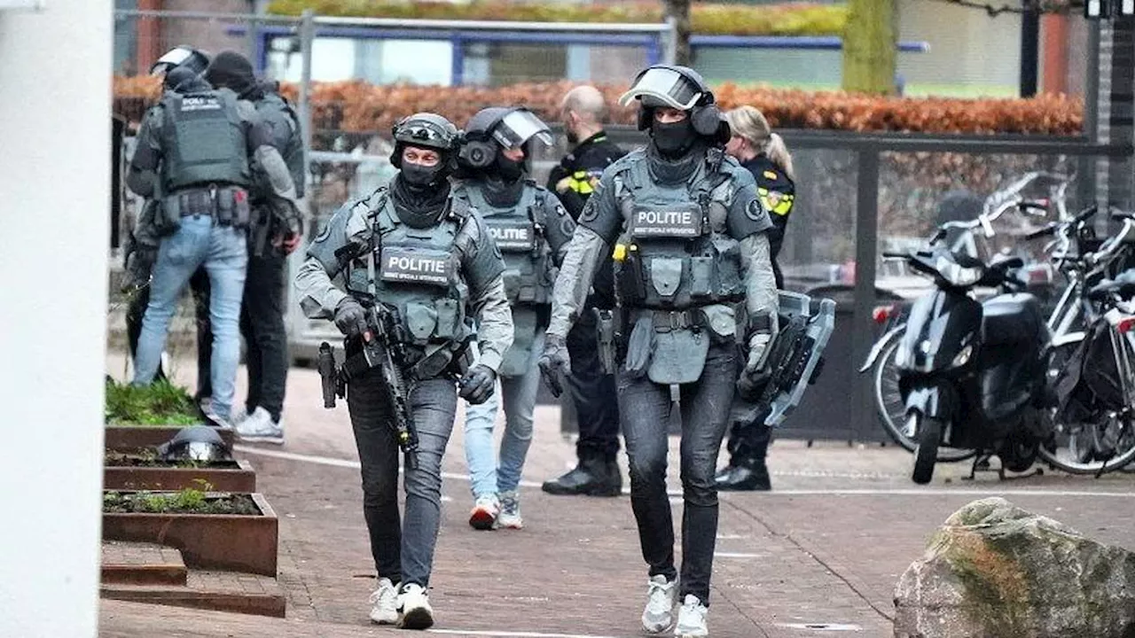 Man threatens to blow up cafe with hostages in Netherlands