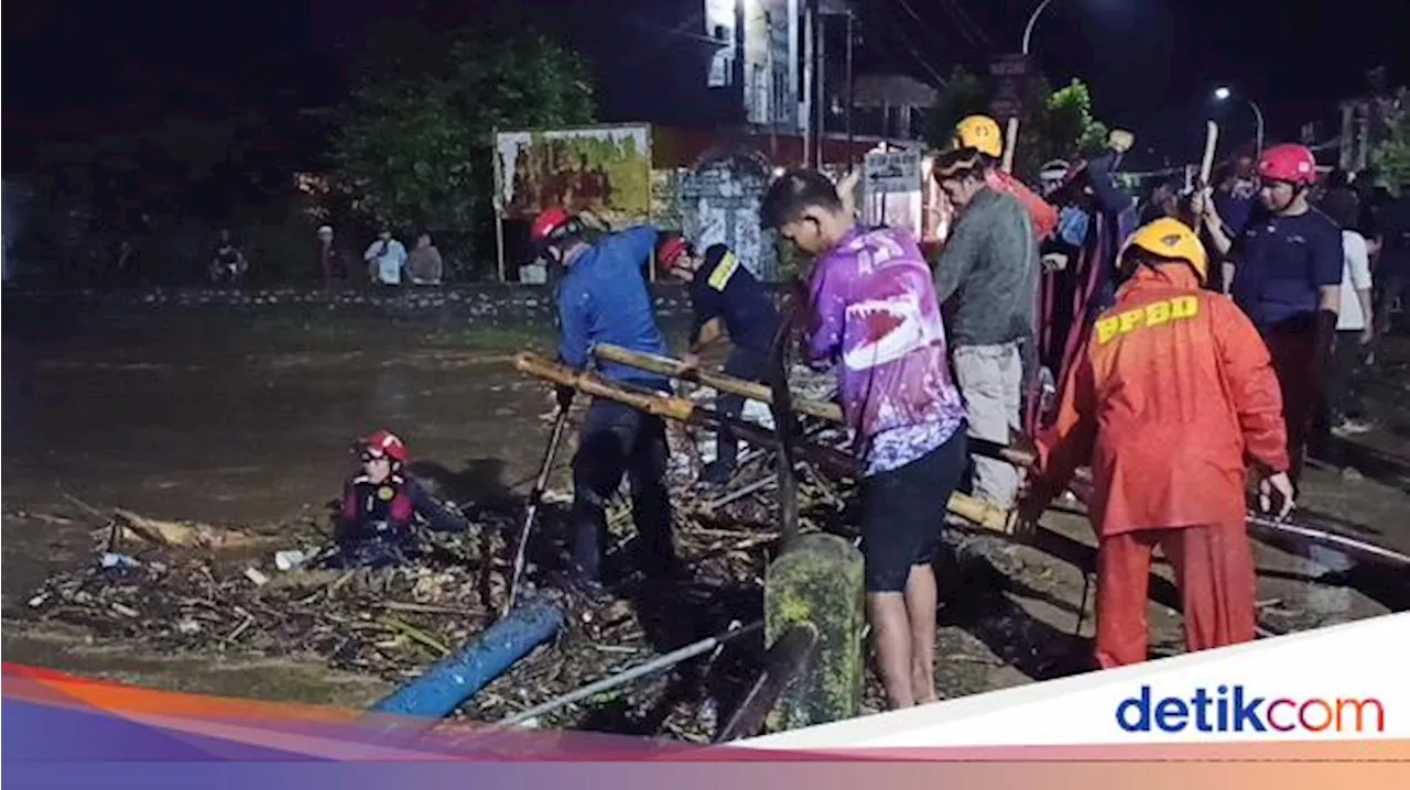 Banjir Bandang Terjang Palopo Imbas Pembalakan Liar