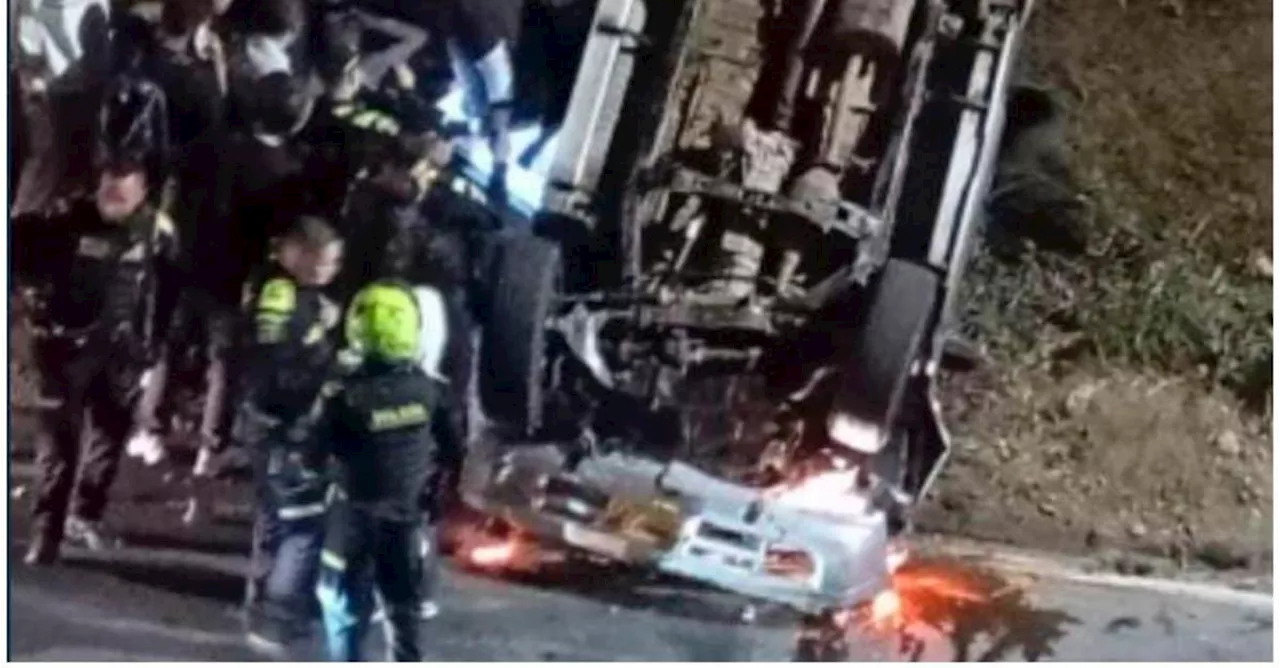 Aparatoso accidente en La Aguacatala: camioneta cayó a un deprimido mientras esquivaba a un grupo peatones