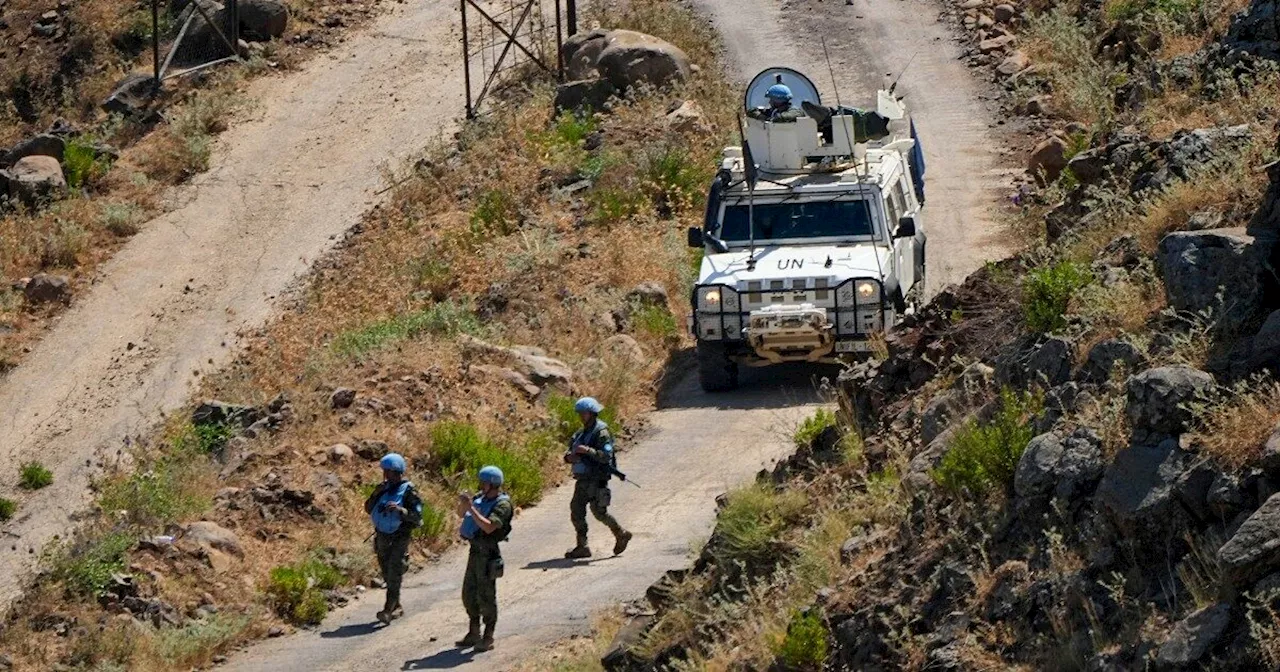 Mezzo dei Caschi Blu dell’Onu bombardato in Libano, 4 feriti: “È stato un drone israeliano”