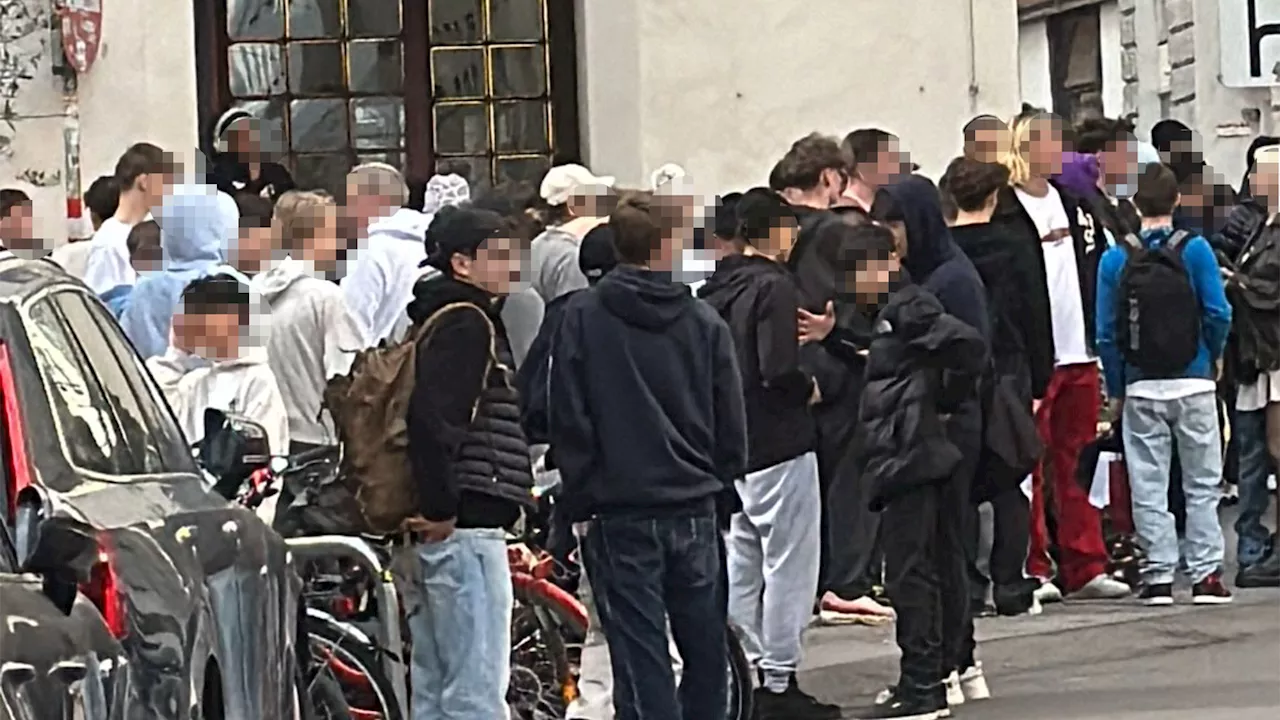 Teenies stürmen Wiener Schuhgeschäft für Gratis Sneaker