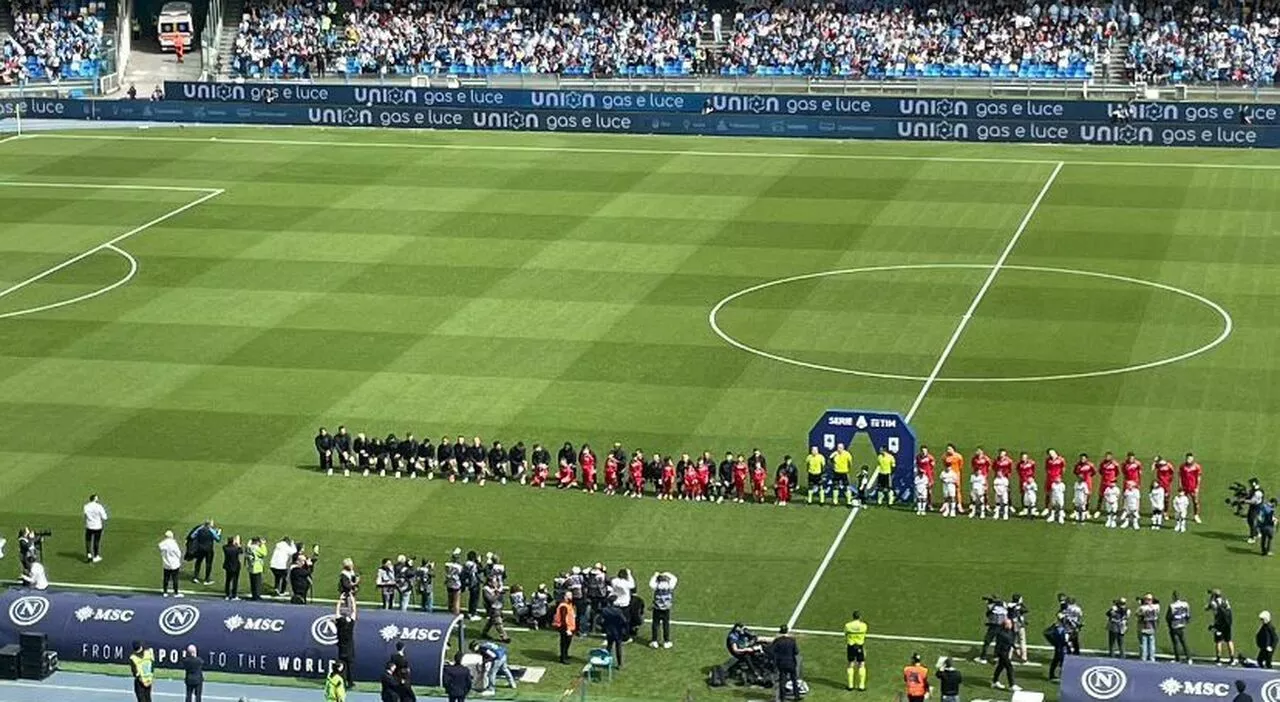 Napoli-Atalanta, i giocatori azzurri si inginocchiano per protesta contro il razzismo dopo il caso Juan Jesus