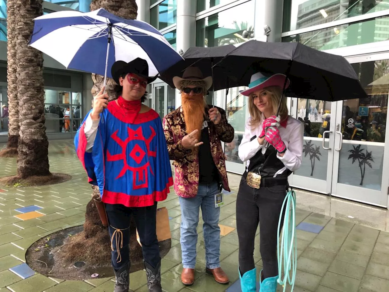 Rainy WonderCon weather doesn’t stop crowds of costumed fans from Anaheim event