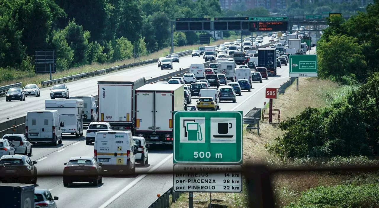 Pasqua, bollino rosso sulle autostrade, code verso Sud: «Oltre 10 milioni di persone in viaggio». Quando mette