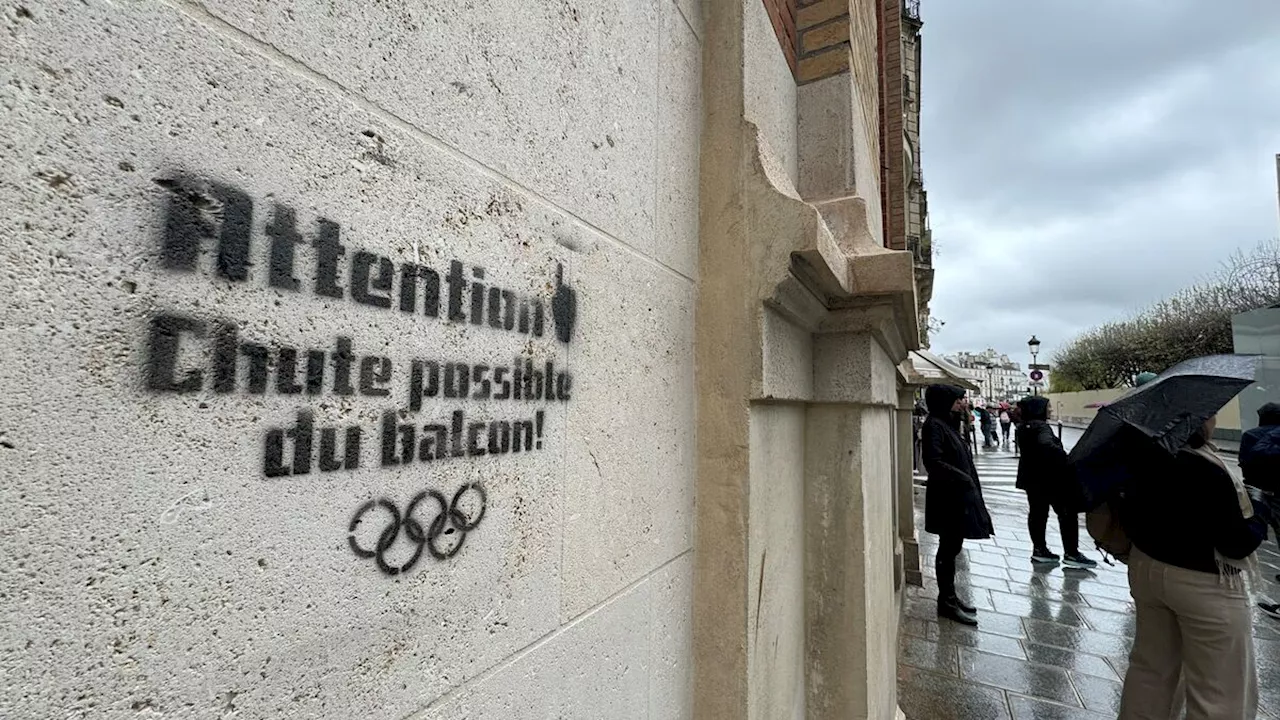 JO Paris 2024 : qui a tagué « Attention, chute possible du balcon » dans les rues de la capitale ?