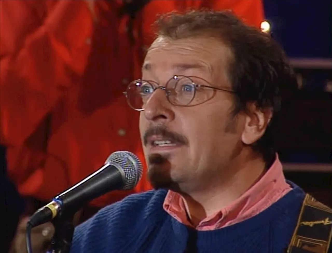 Dario Vergassola canta 'contro i comici' a 'Zelig - Facciamo Cabaret' 1997