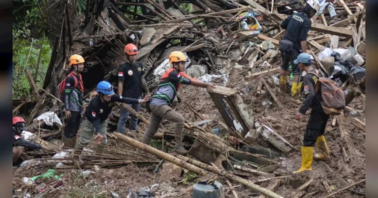 FOTO: Bencana Longsor dan Banjir Bandang Kubur Rumah-Rumah di Cipongkor, Bandung Barat, 9 Orang Hilang