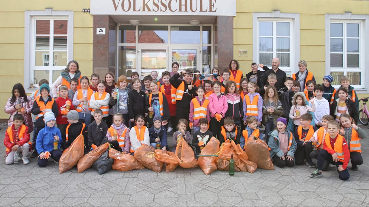 Vier Volksschul-Gruppen sammelten acht Säcke voll Müll