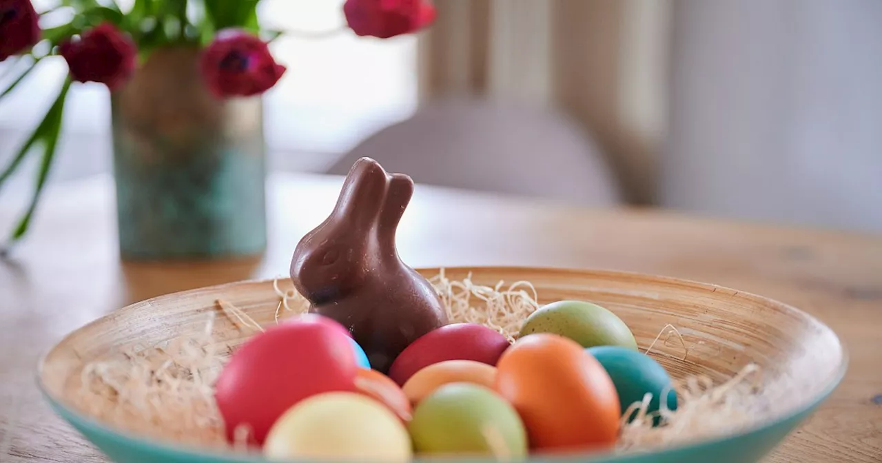 Gefärbte Eierschalen, Metallfolie und Ostergras: Wohin mit den Osterabfällen?