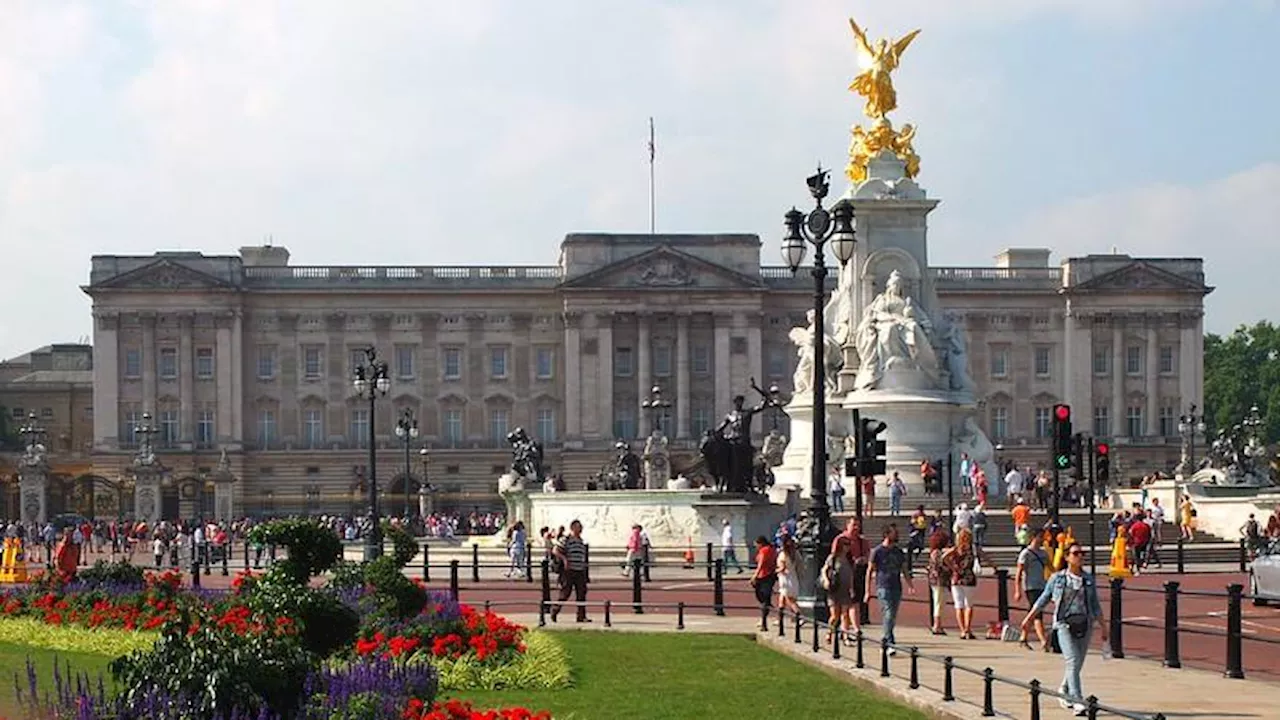 Video: Electric rickshaw “explodes” outside Buckingham Palace in London