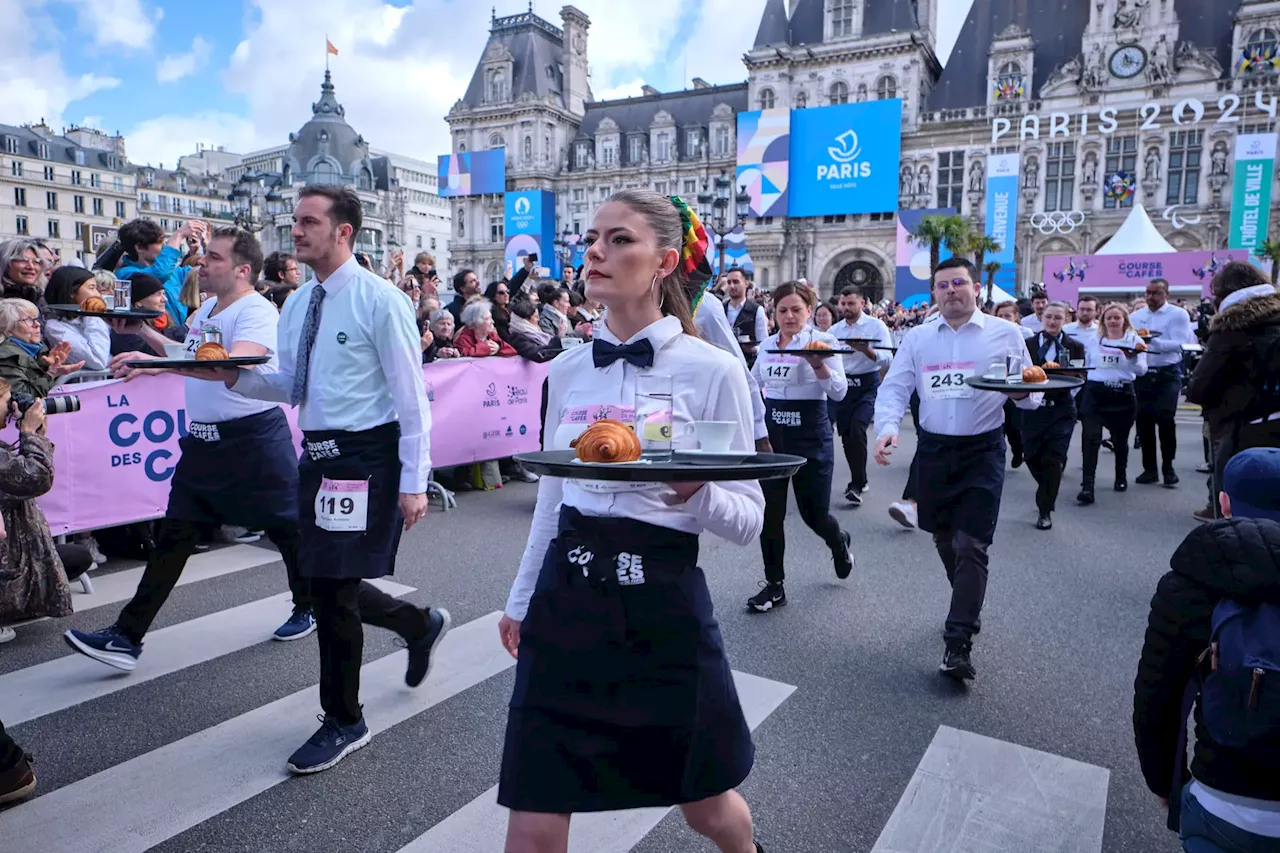 Croissants, café e um copo de água: a corrida insólita que regressou a Paris