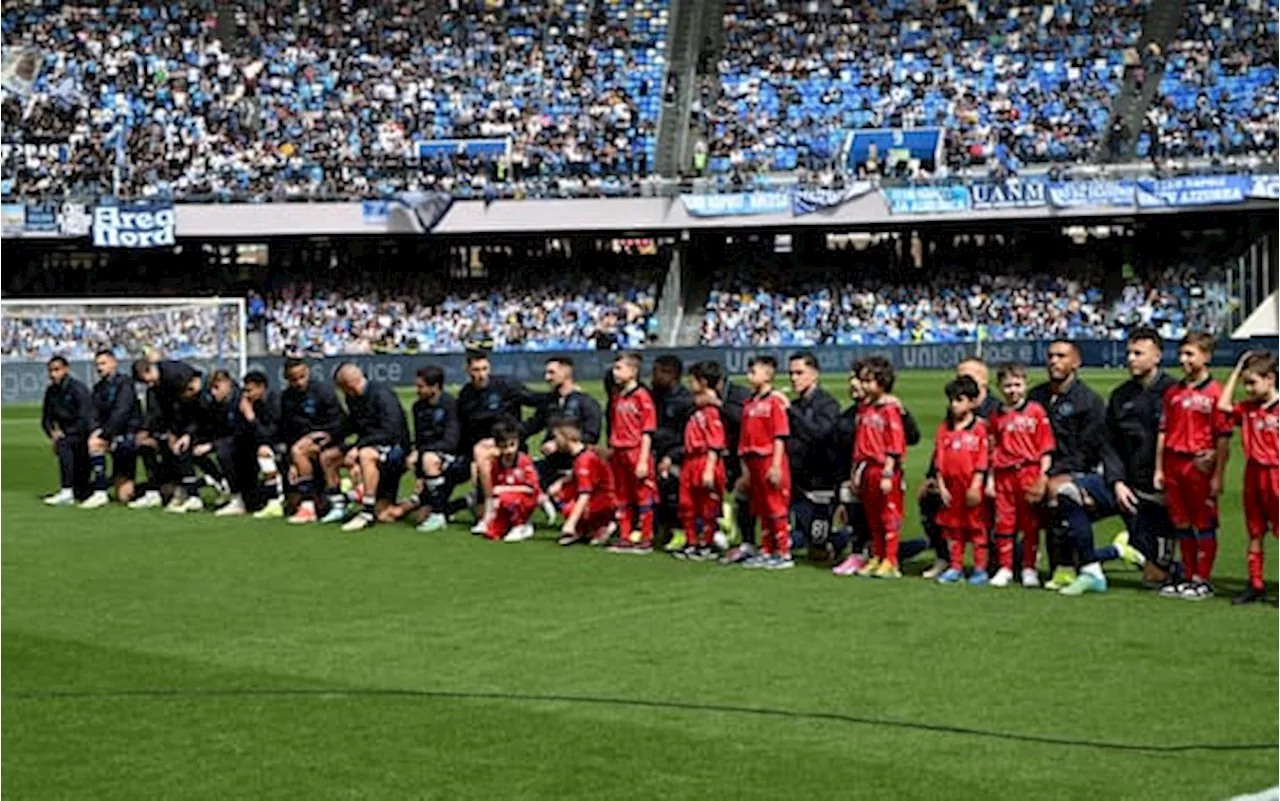 Napoli-Atalanta, giocatori di Calzona si inginocchiano contro il razzismo