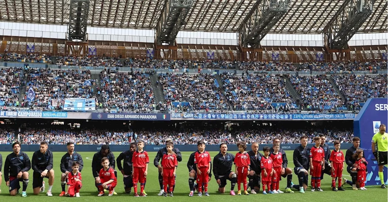 Napoli in ginocchio contro il razzismo (e contro l’Atalanta)