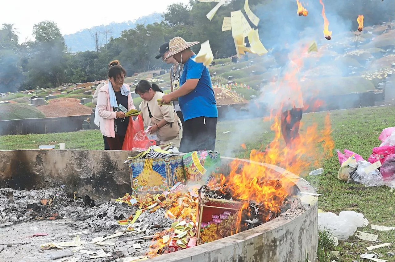 Qing Ming crowds arrive early to avoid hot sun