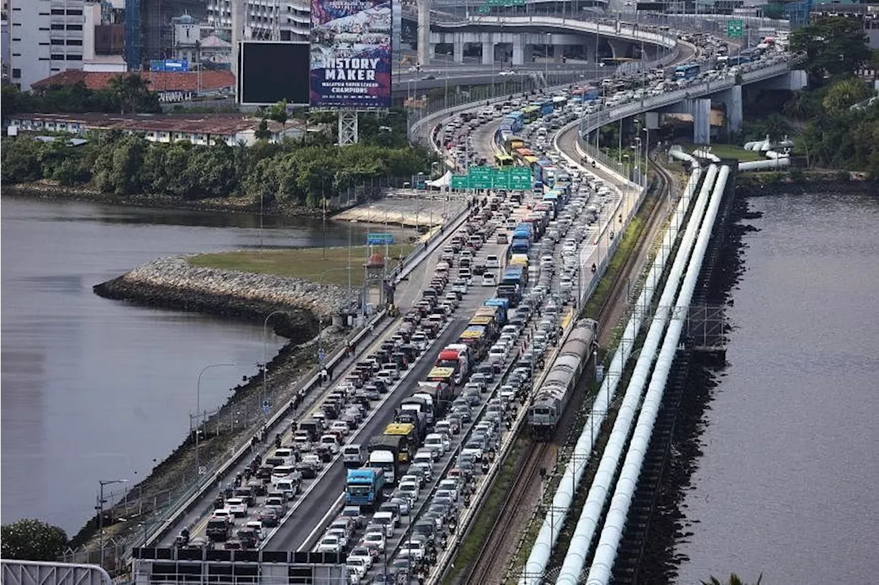 Singapore land checkpoints record highest number of travellers before Easter weekend