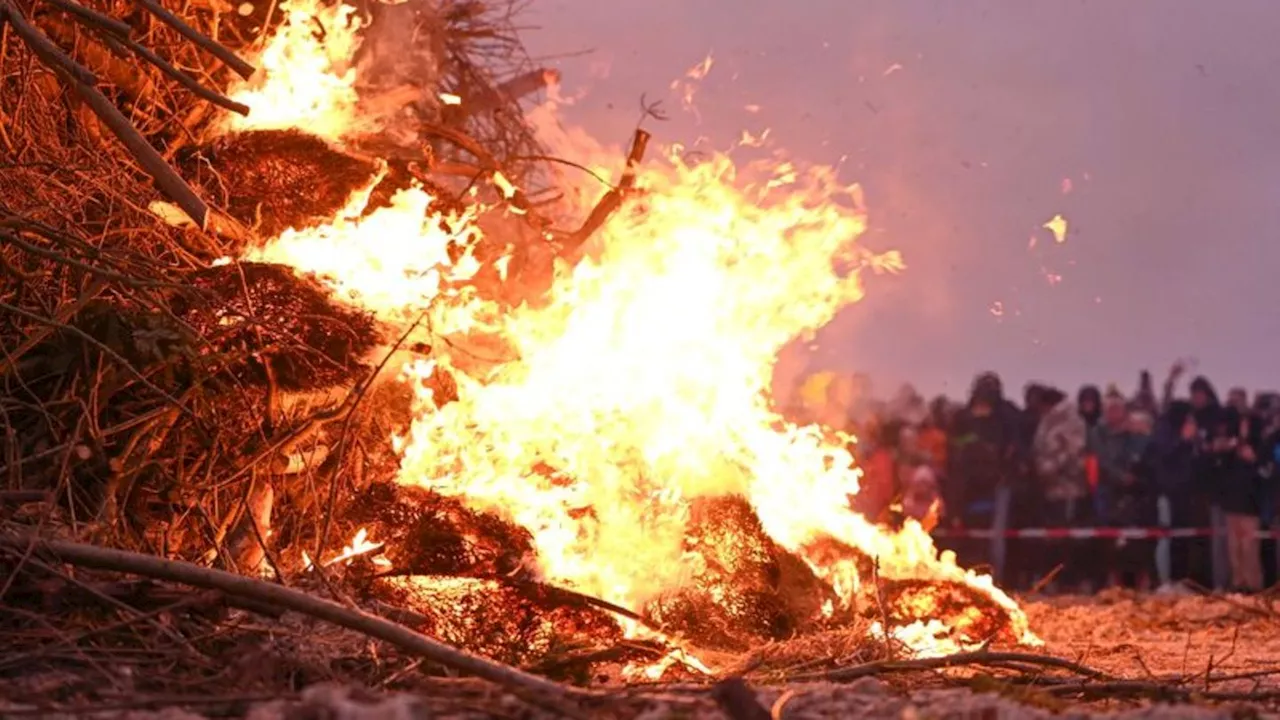 Brauchtum: Osterfeuer zieht Schaulustige an den Strand nach Norddeich