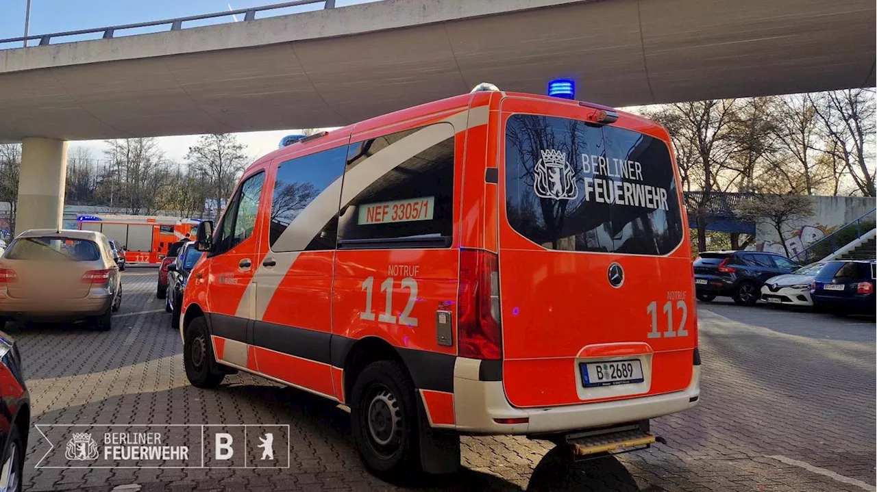 Berliner Polizei sucht Zeugen: Motorradfahrer und Beifahrerin stürzen von Autobahnbrücke 15 Meter in die Tiefe