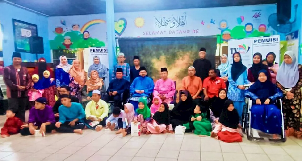 PEMUISI santuni penghuni Rumah Titian Kaseh dengan iftar puisi