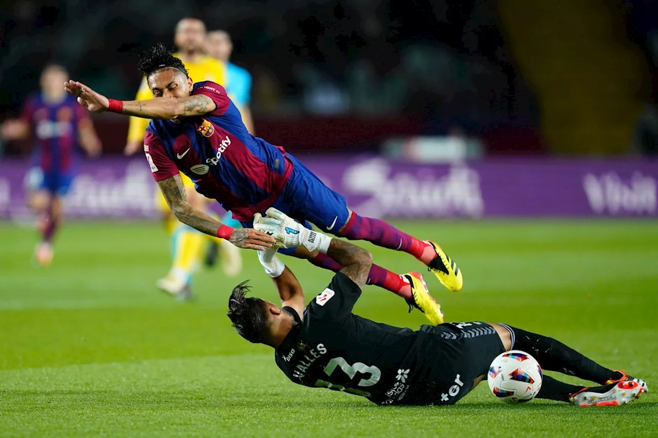 Harde charge doelman en prachtige goal Raphinha helpen Barça aan zege