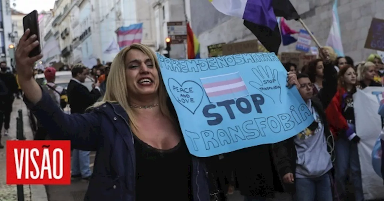 Pessoas trans marcham no dia da visibilidade para reclamar direitos e lembrar que a luta continua