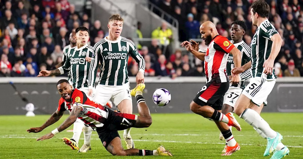 Man United houdt punt over aan knotsgekke slotfase bij veel sterker Brentford